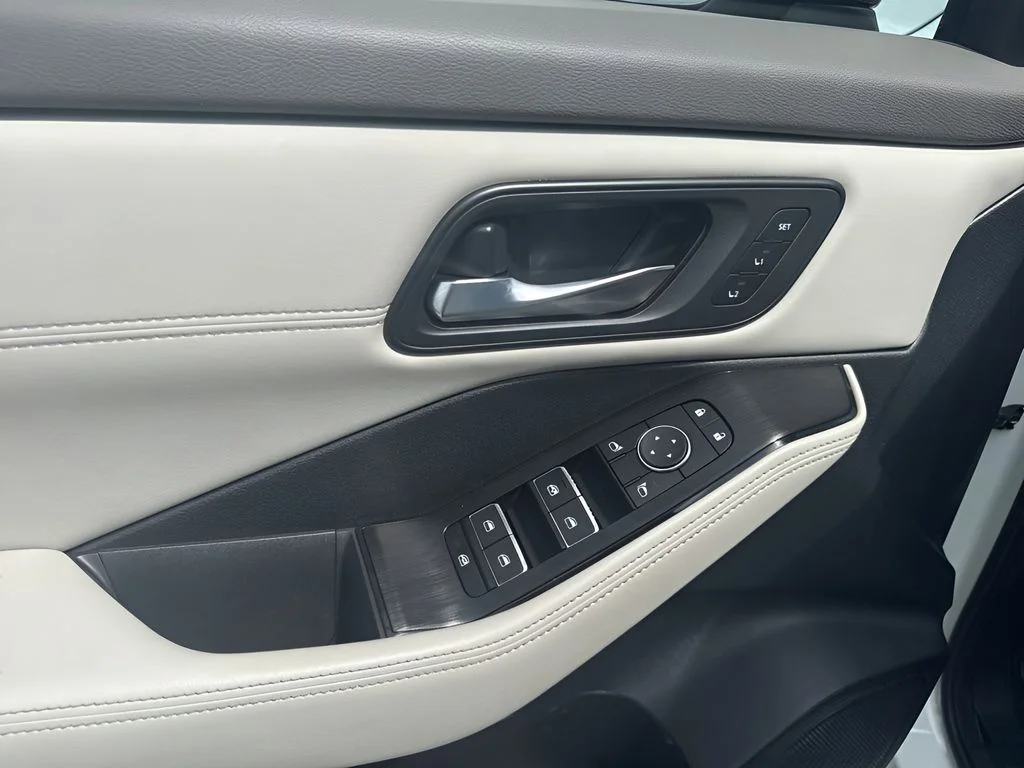 Used 2025 White Nissan SL image 28