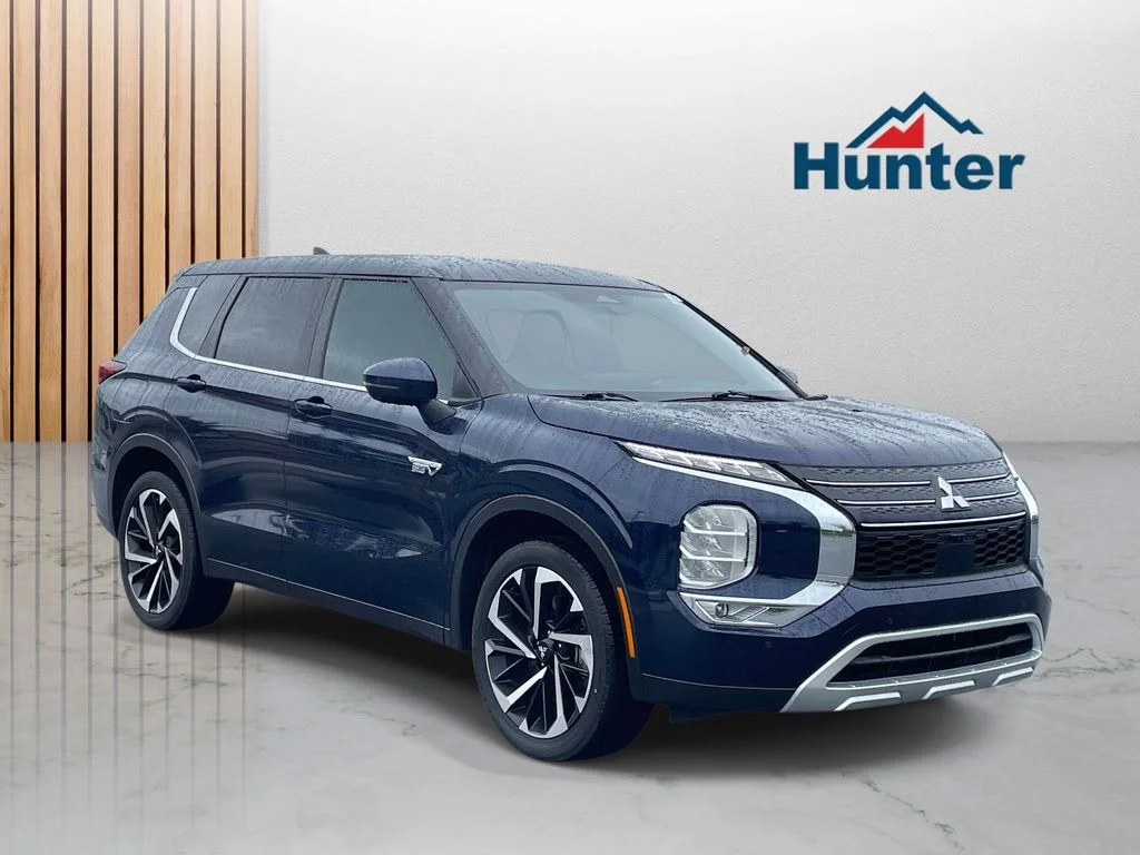Used 2025 Cosmic Blue Metallic Mitsubishi SE image 1