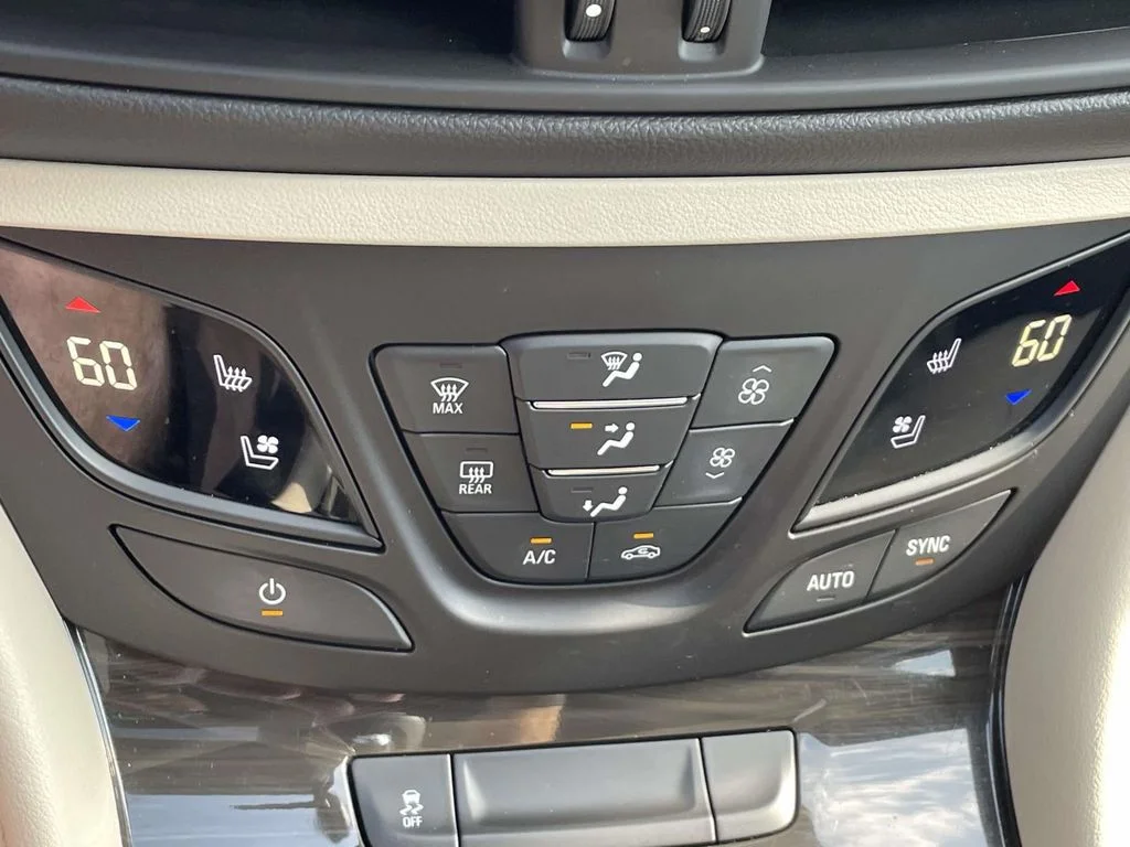 Used 2020 SUMMIT WHITE Buick Premium II image 27