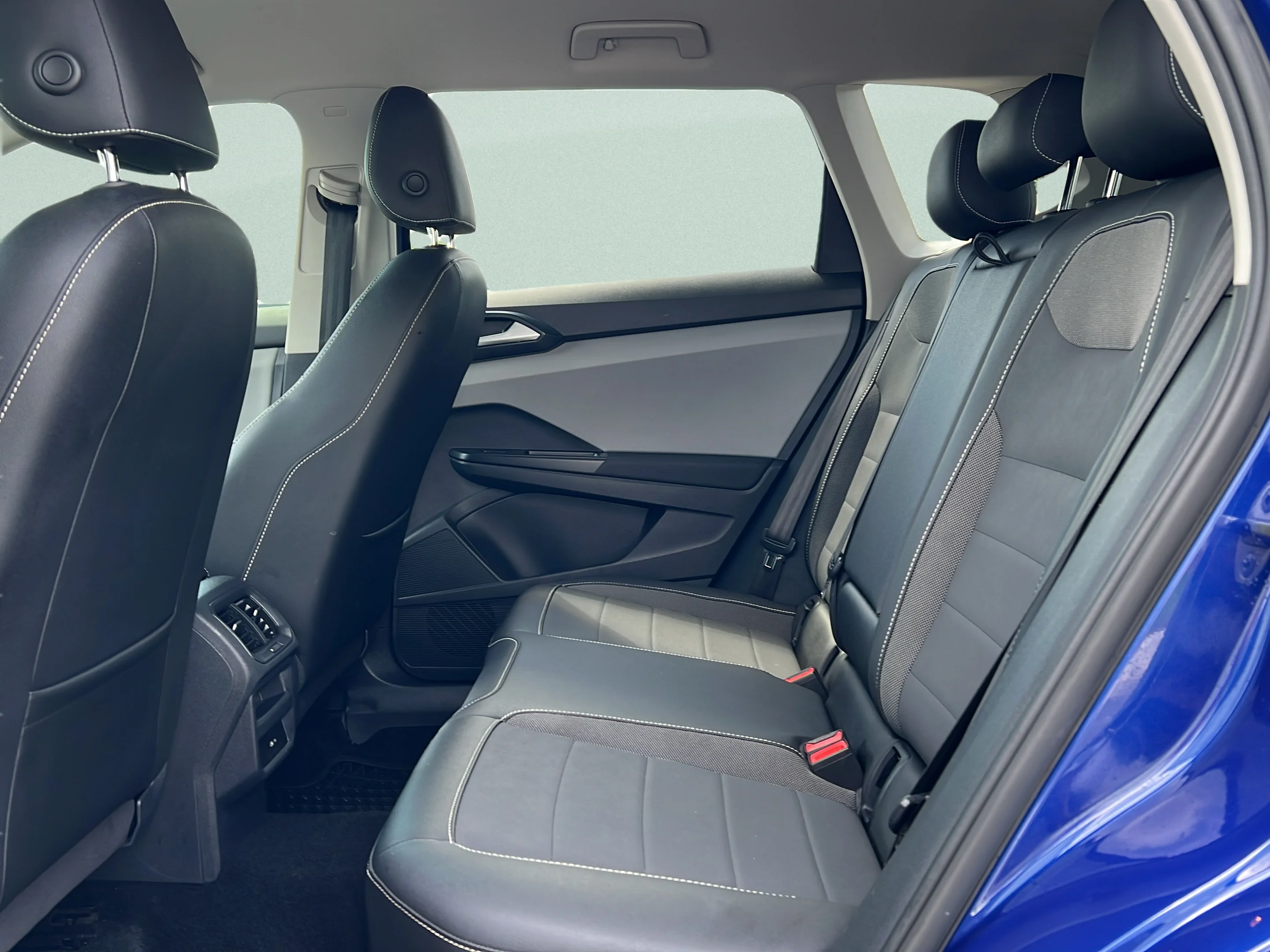 Used 2022 Blue Metallic Volkswagen SE image 10