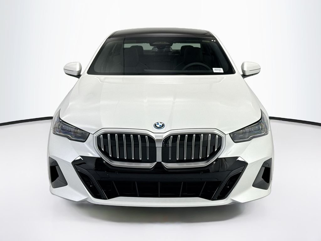 New 2027 White Metallic BMW 550e xDrive image 2