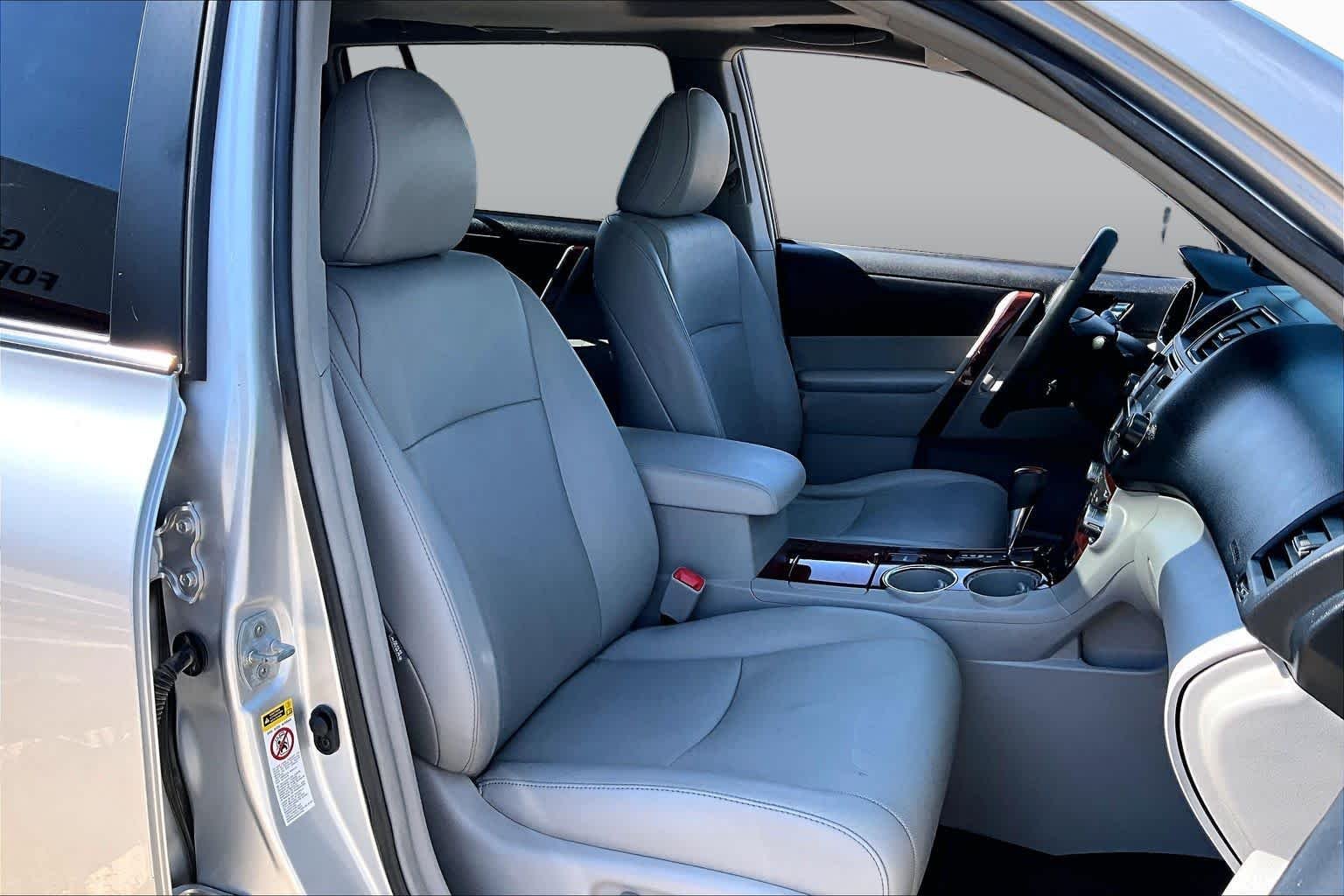 Used 2013 Classic Silver Metallic Toyota Limited image 8