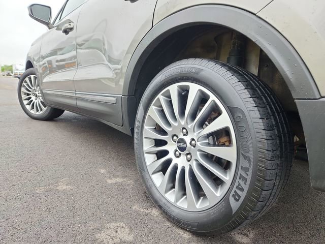 Used 2017 Gray Lincoln Reserve image 17
