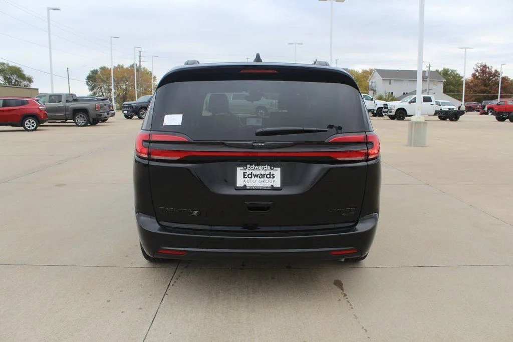 New 2026 Diamond Black Crystal Pearl-Coat Exterior Paint Chrysler Limited image 4