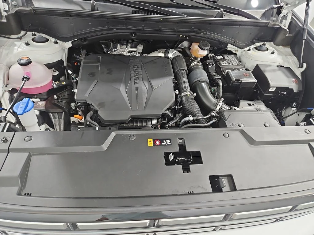 Used 2025 White Hyundai SEL image 22