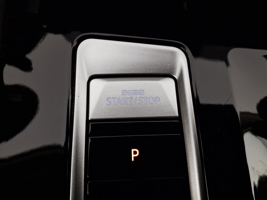 Used 2024  Volkswagen 2.0T SE w/Technology image 17