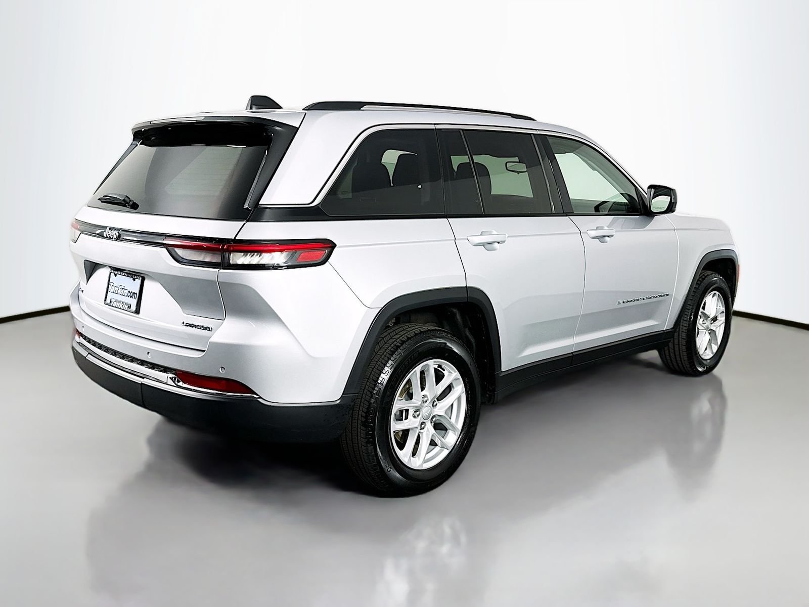 Used 2024 Silver Zynith Jeep Laredo X image 7