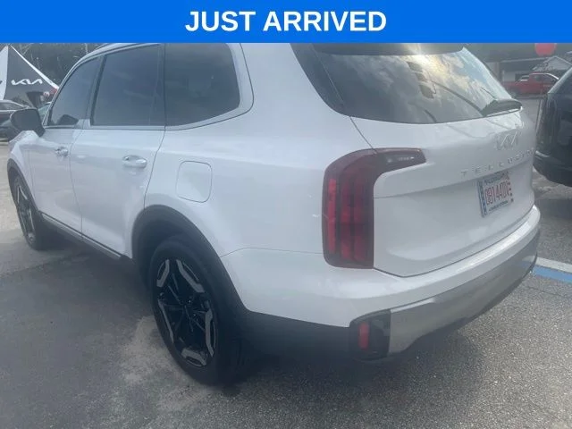 Used 2025 White Kia S image 2