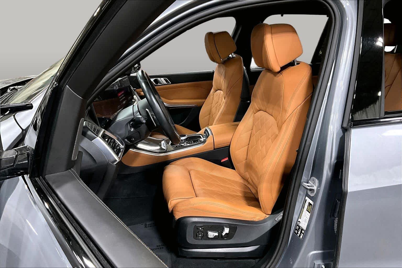 Used 2025 Skyscraper Grey Metallic BMW M60i image 15