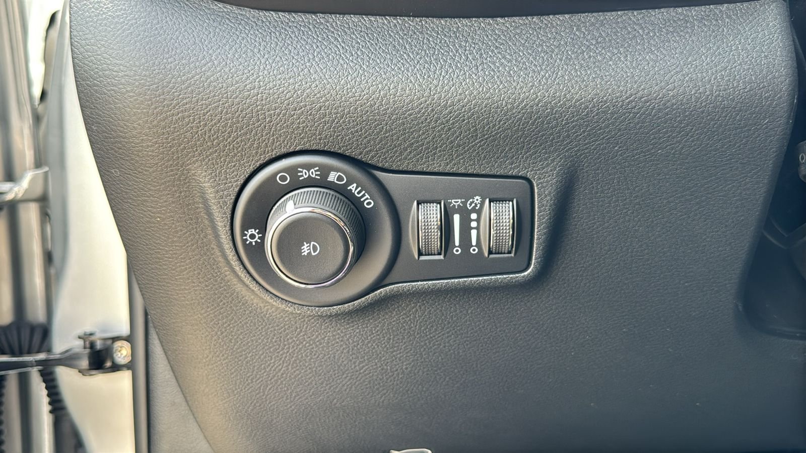 New 2026 Silver Zynith Metallic Clearcoat Jeep Latitude image 21