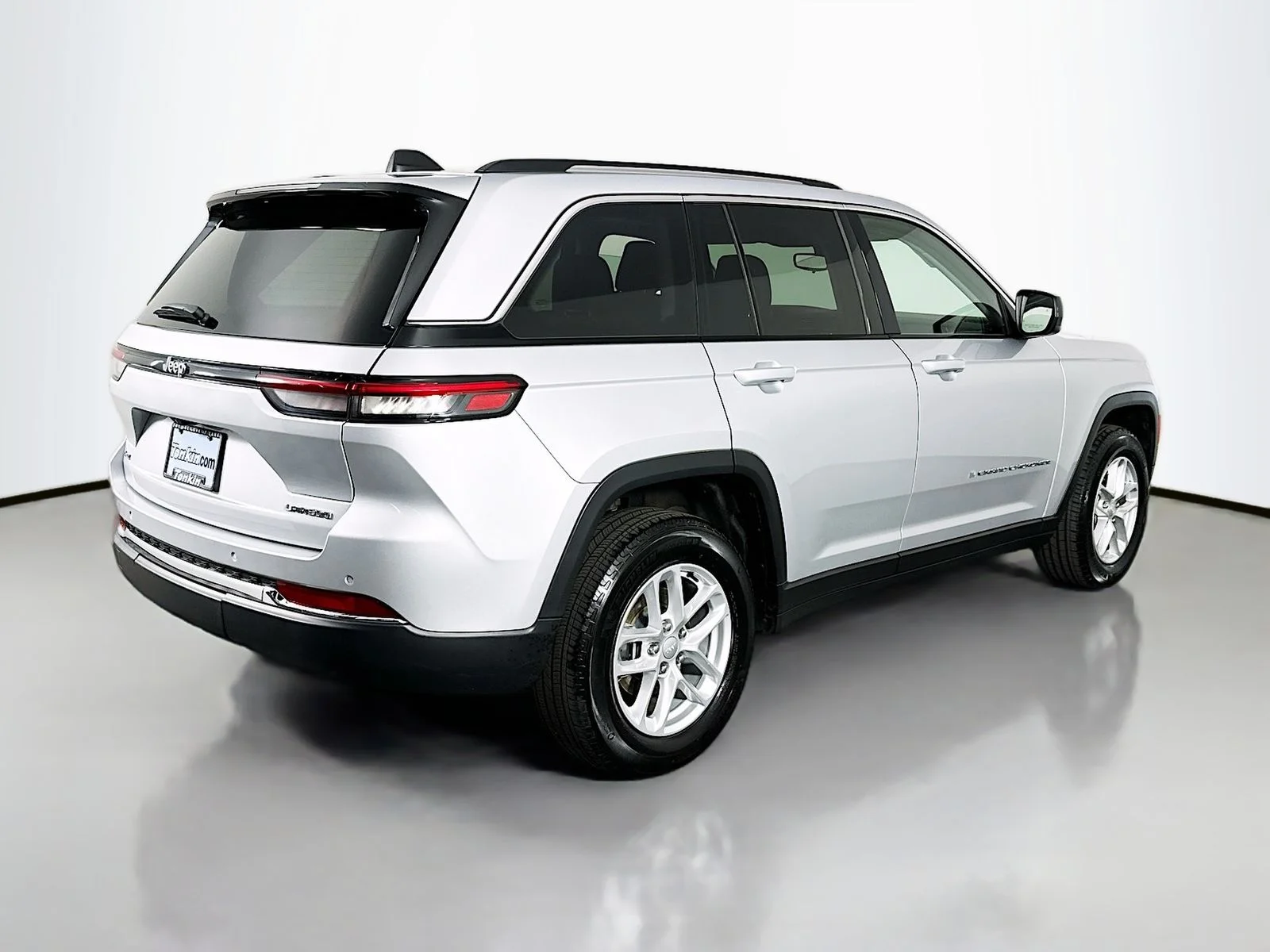 Used 2024 Silver Jeep Laredo X image 7