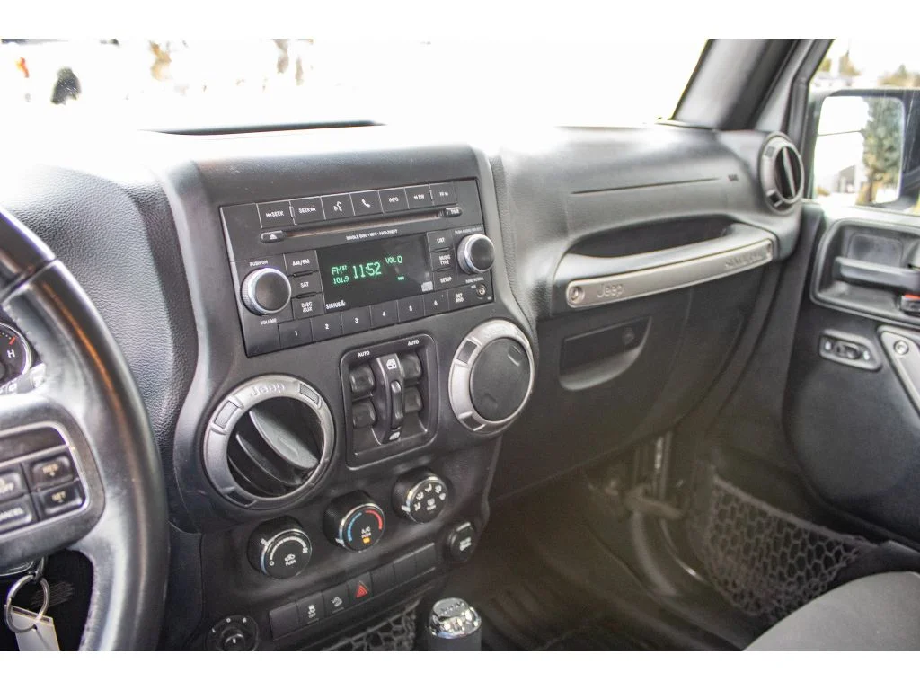 Used 2018 Granite Crystal Metallic Clearcoat Jeep Sport S image 38