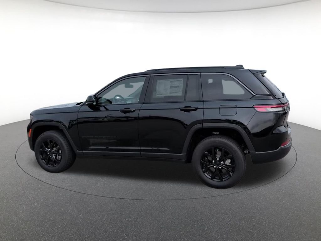 New 2026 Diamond Black Crystal Pearl-Coat Exterior Paint Jeep Altitude image 7