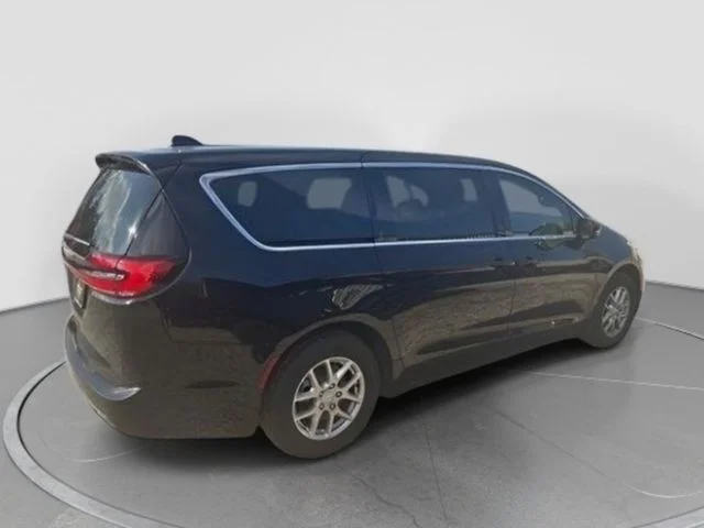 New 2026 Diamond Black Crystal Pearl-Coat Exterior Paint Chrysler Select image 11