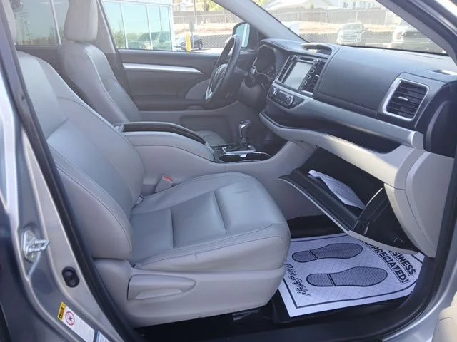 Used 2015 Silver Toyota XLE V6 image 25