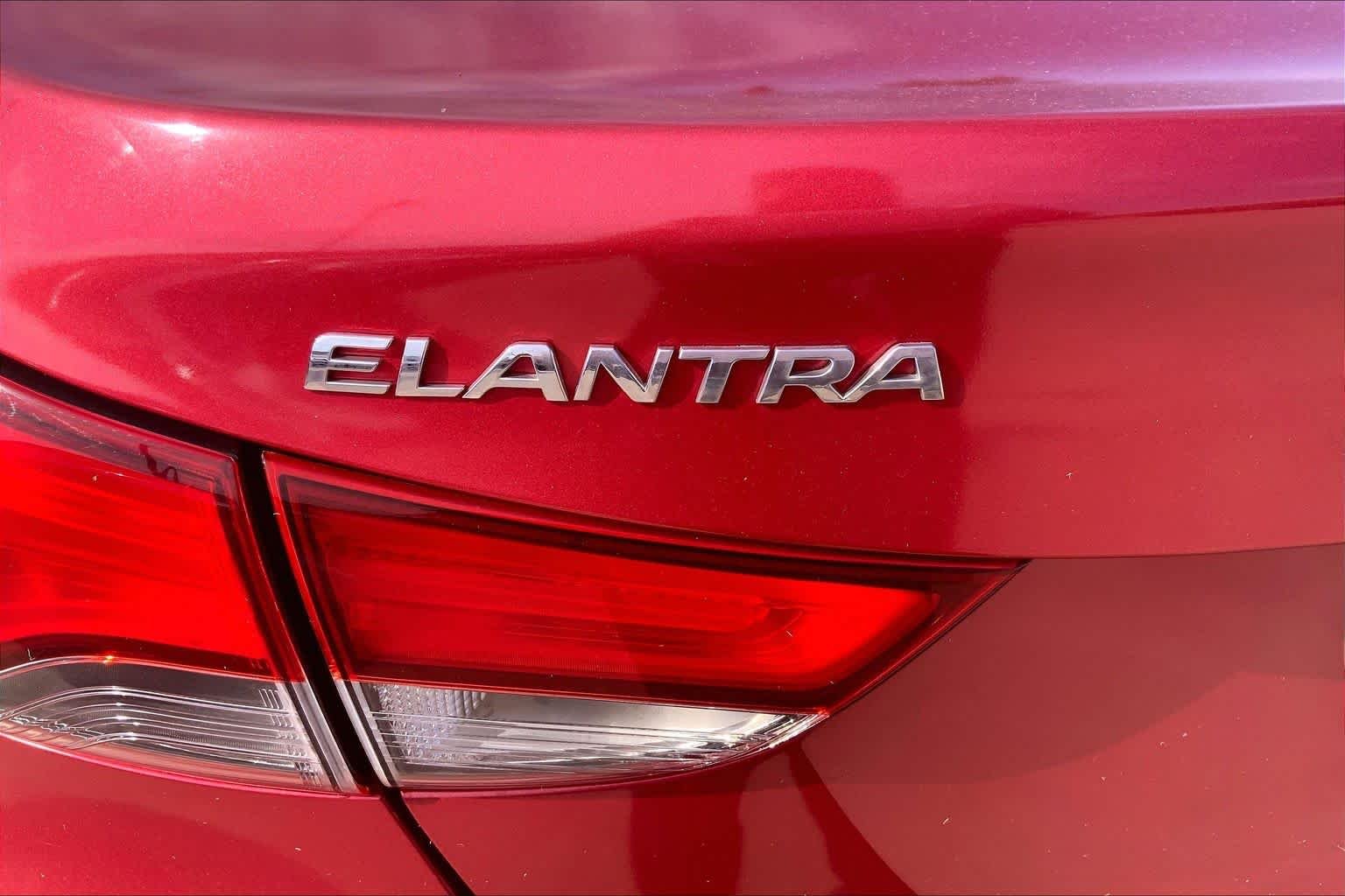 Used 2014 Geranium Red Hyundai SE image 10
