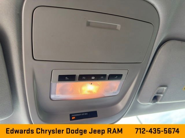 Used 2022 White GMC AT4 w/Leather image 22