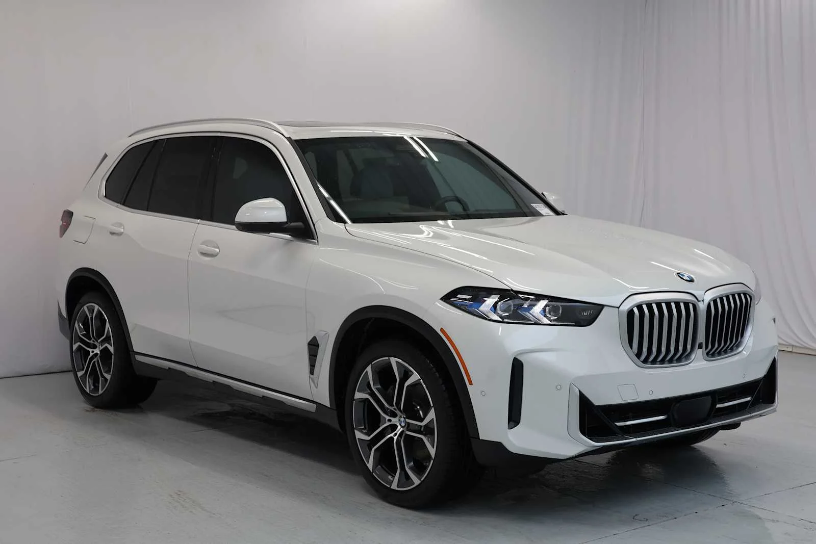 Certified Used 2026 Mineral White Metallic BMW xDrive40i image 3