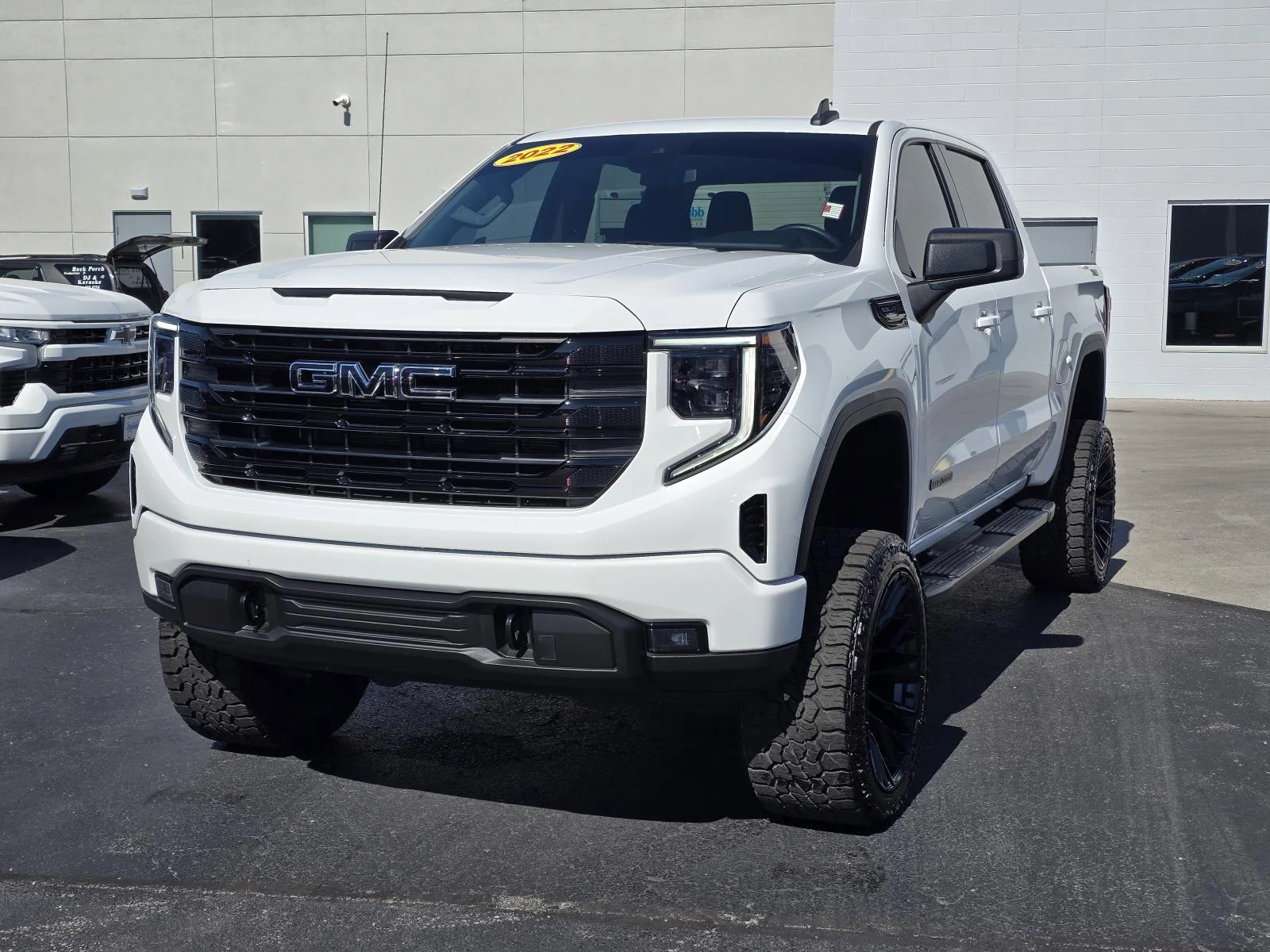 Used 2022 SUMMIT WHITE GMC Elevation image 3
