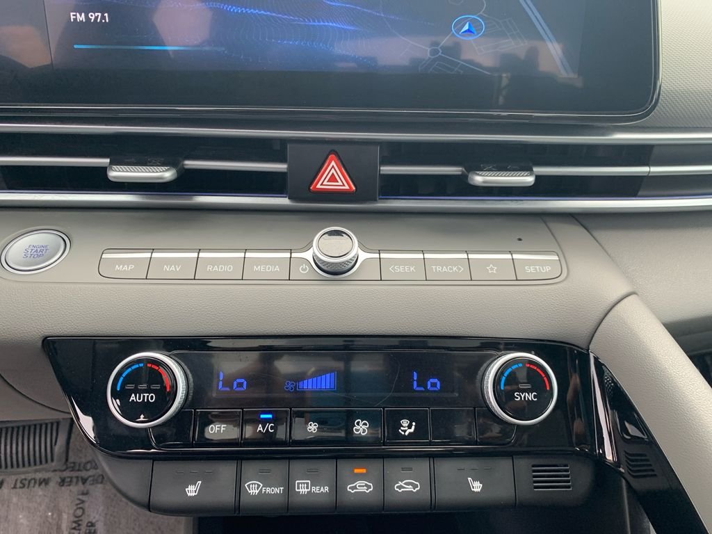 Used 2025 Silver Hyundai SEL Convenience image 20