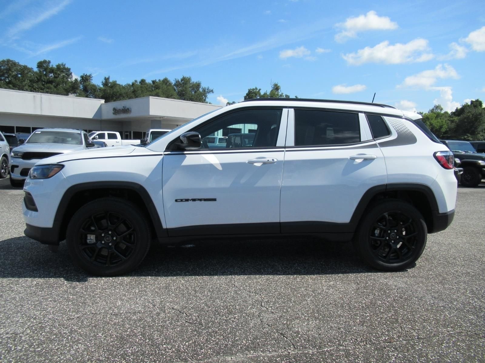New 2026 Bright White Clear-Coat Exterior Paint Jeep Latitude image 4
