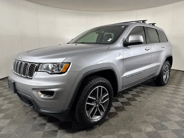 Used 2020 Billet Silver Metallic Jeep Laredo image 8