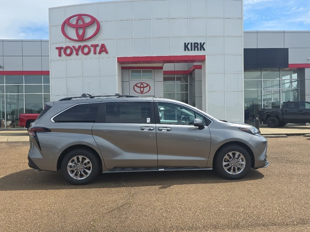 2026 Toyota Sienna XLE 8-Passenger Hybrid FWD's photo