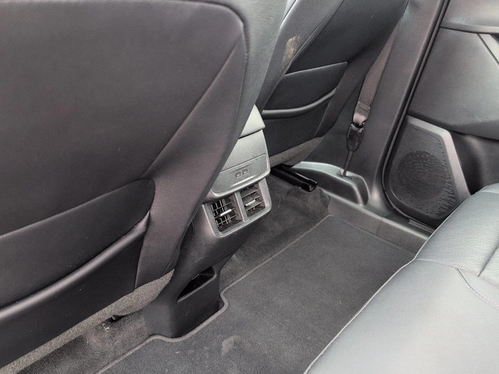 Used 2025 Summit White Chevrolet LT image 32