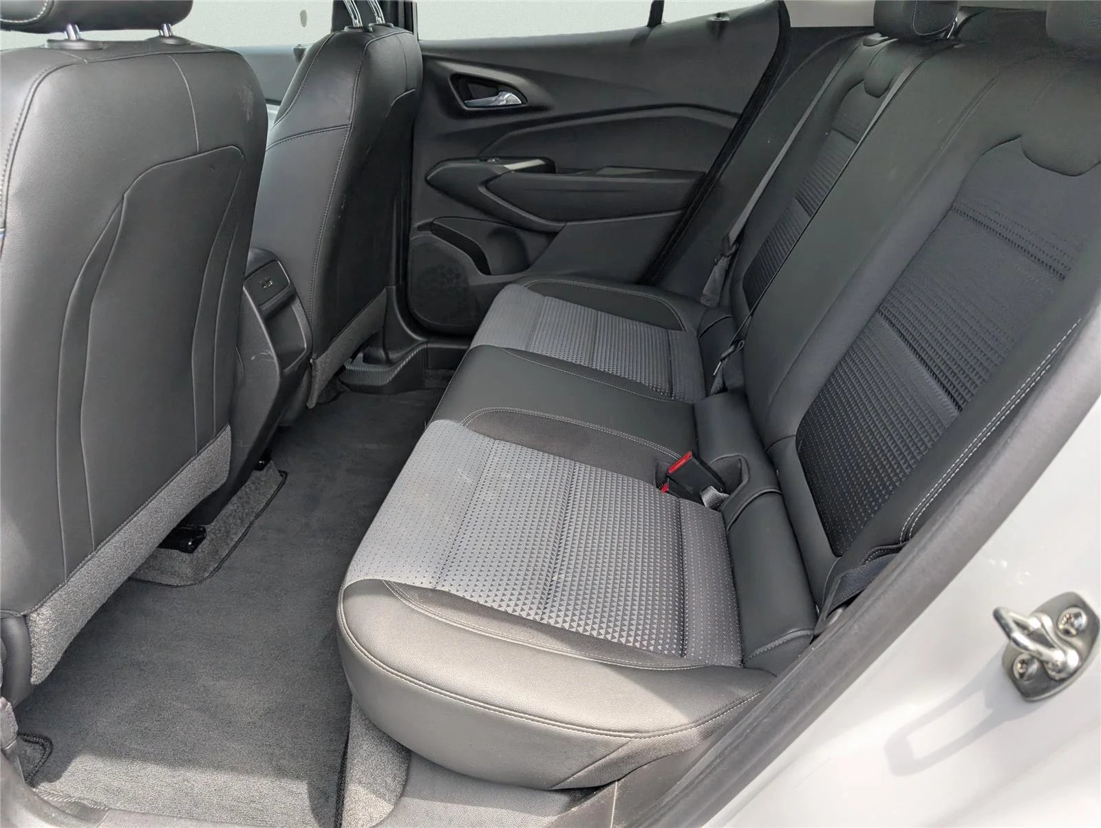Used 2025 Summit White Chevrolet LT image 28