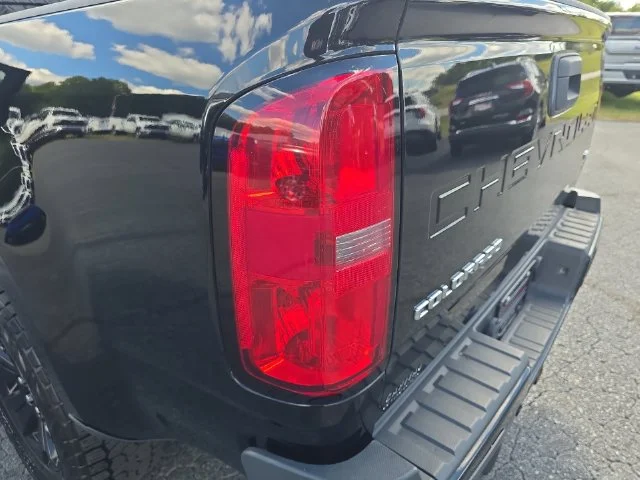 Used 2022 Black Chevrolet Z71 image 34