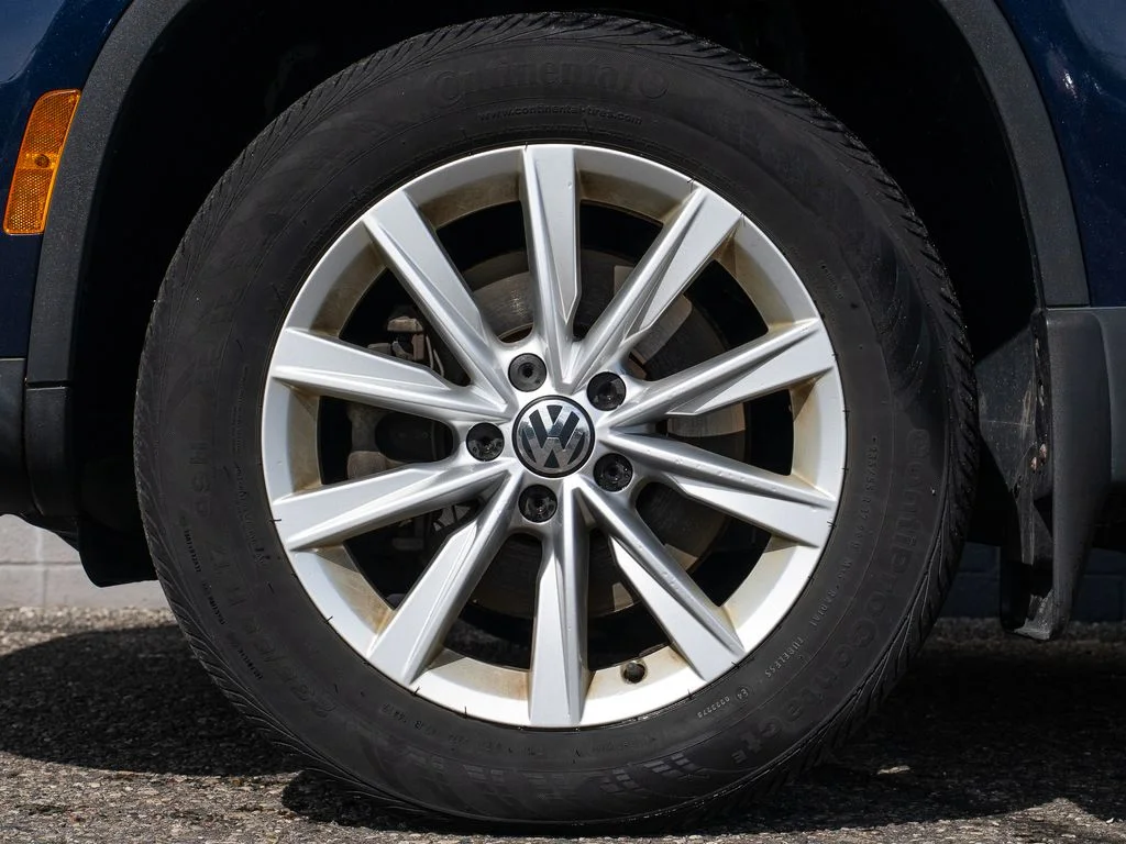 Used 2015 Blue Volkswagen SE image 12