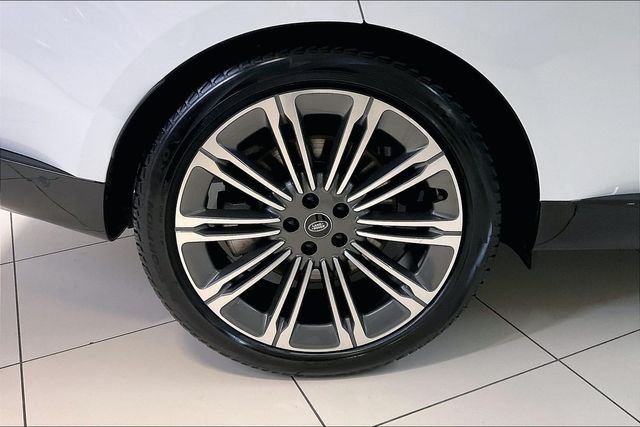 Used 2023 White Land Rover SE image 8