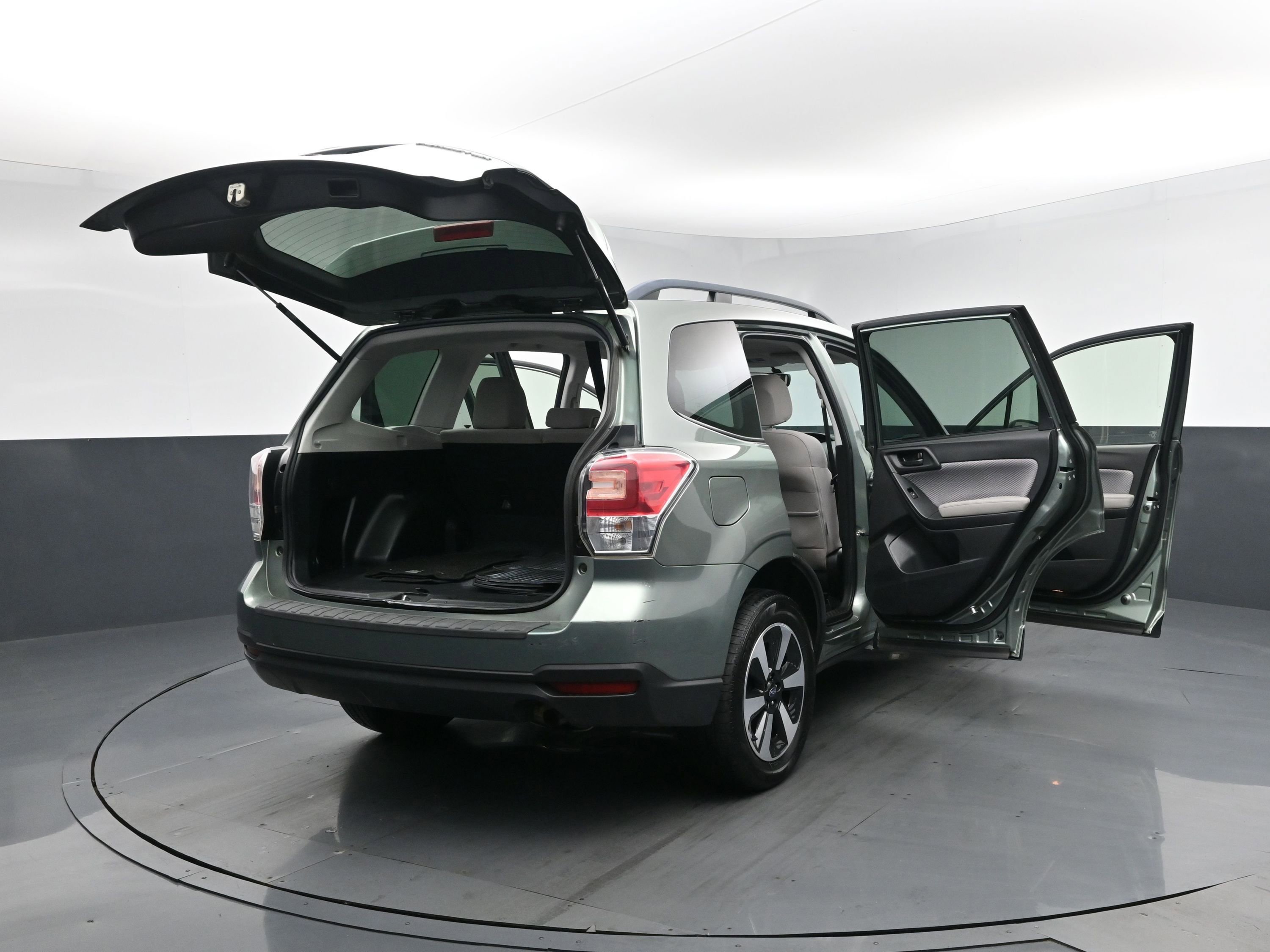 Used 2018 Jasmine Green Metallic Subaru Premium image 28