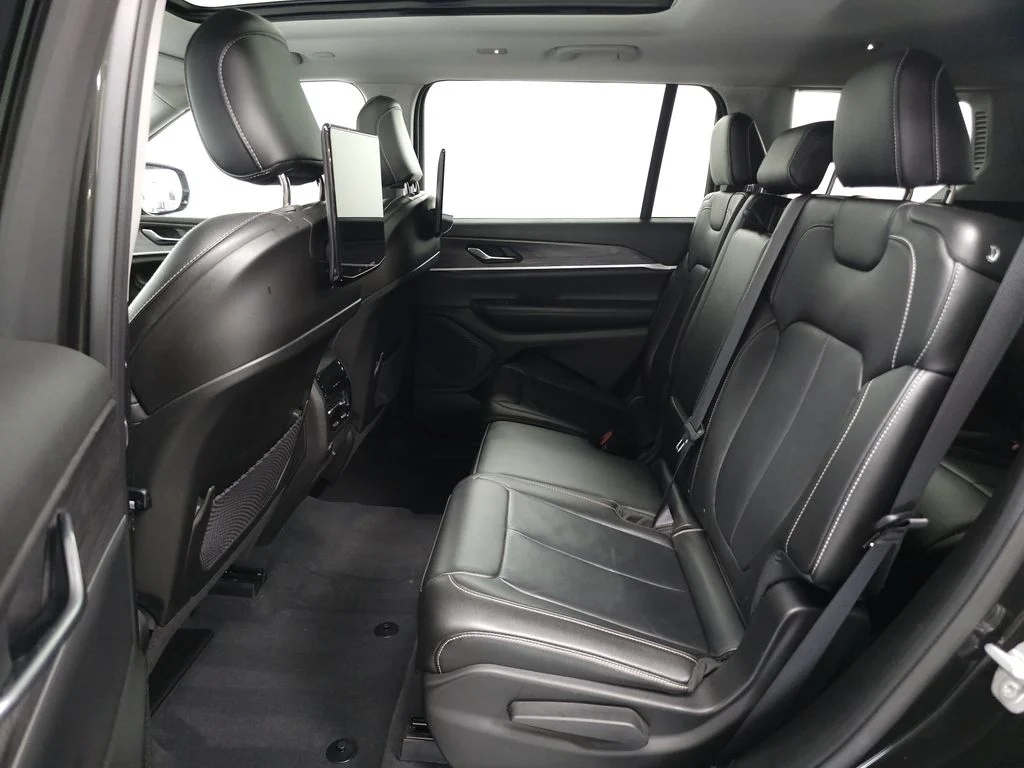 Used 2023 Rocky Mountain Pearlcoat Jeep Limited image 21