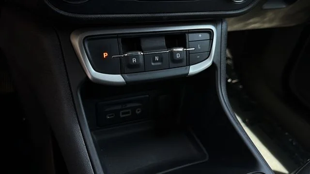 Used 2024 White GMC SLT image 29