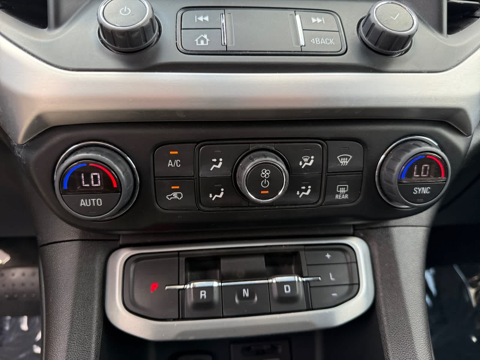 2023 GMC Acadia SLE - Photo 17