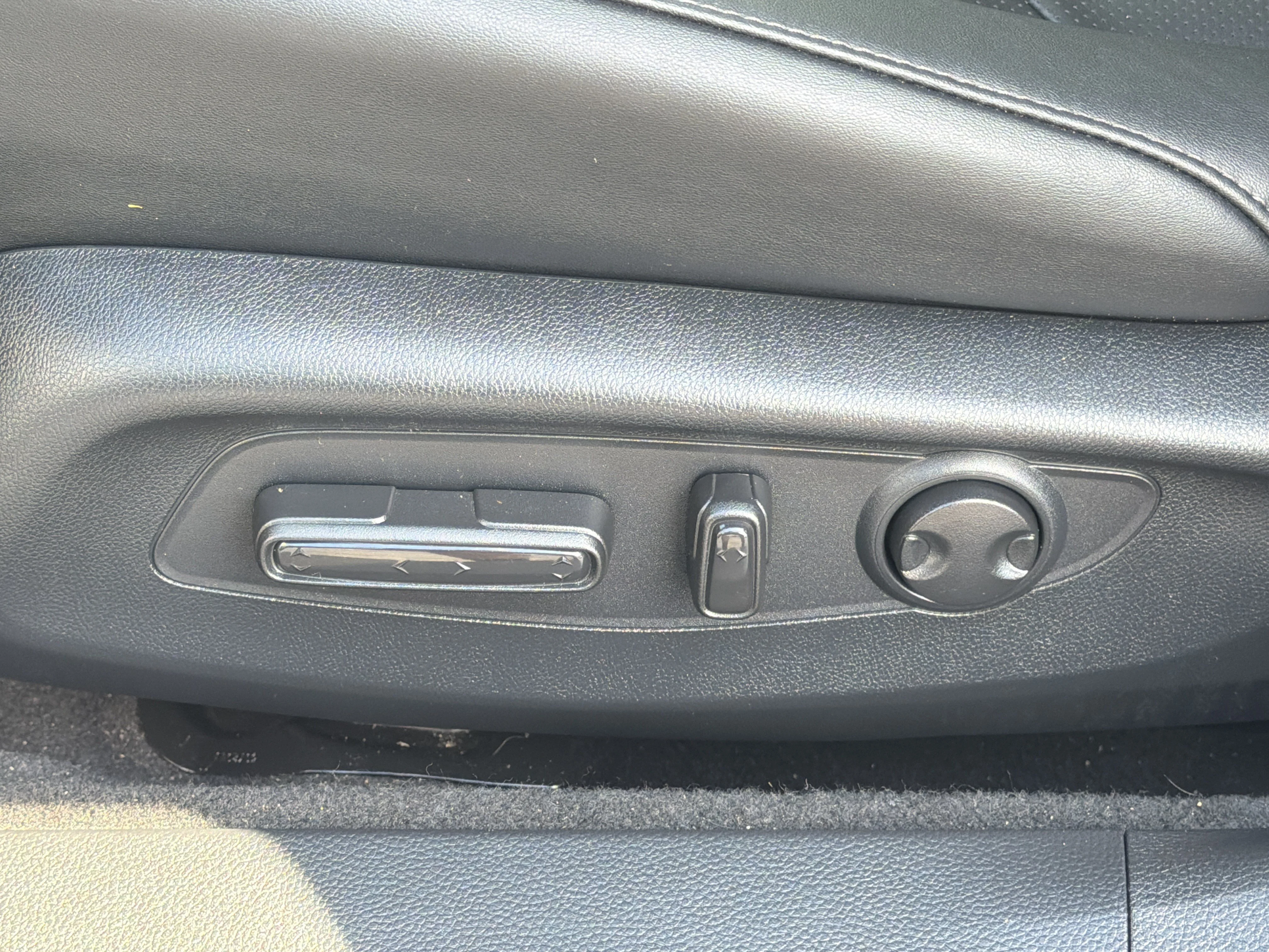 Certified Used 2025 Solar Silver Metallic Honda Touring image 15