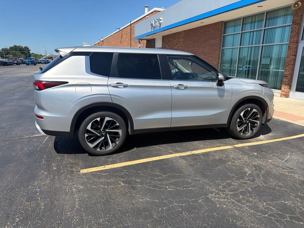 Used 2024 Silver Mitsubishi SE image 5
