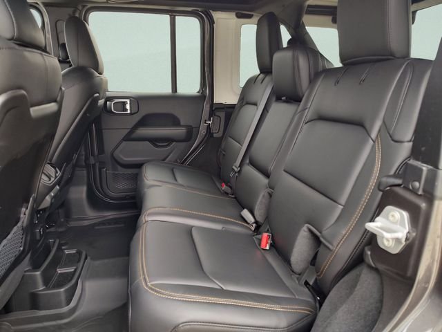New 2026 Granite Crystal Metallic Clear-Coat Exterior Paint Jeep Sahara image 30