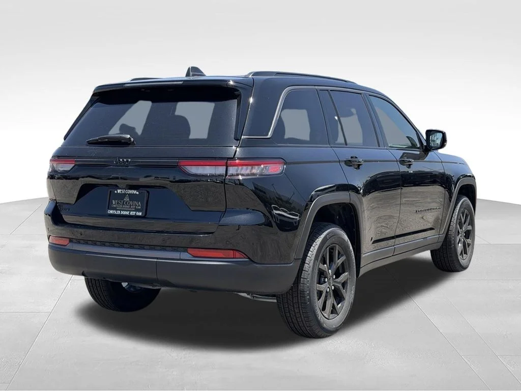 New 2026 Diamond Black Crystal Pearl-Coat Exterior Paint Jeep Laredo image 8