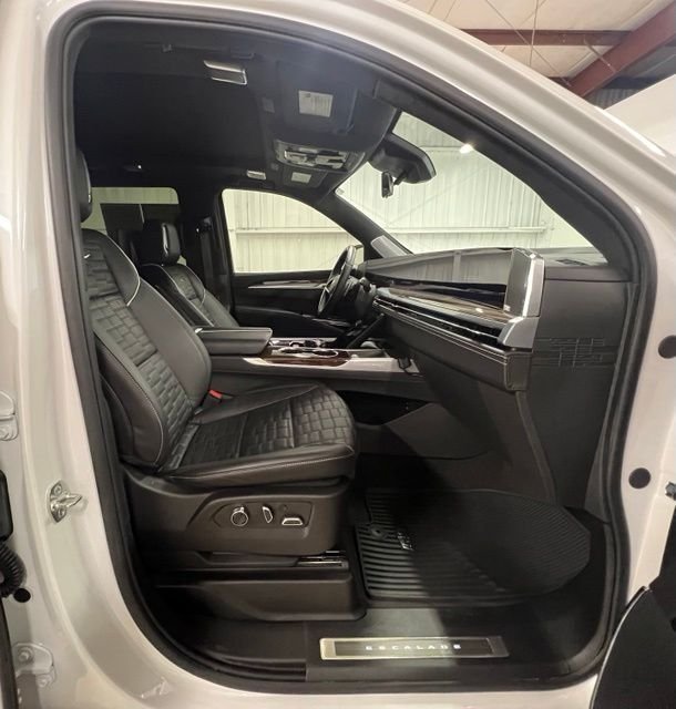 Used 2025 White Cadillac Sport Platinum image 20