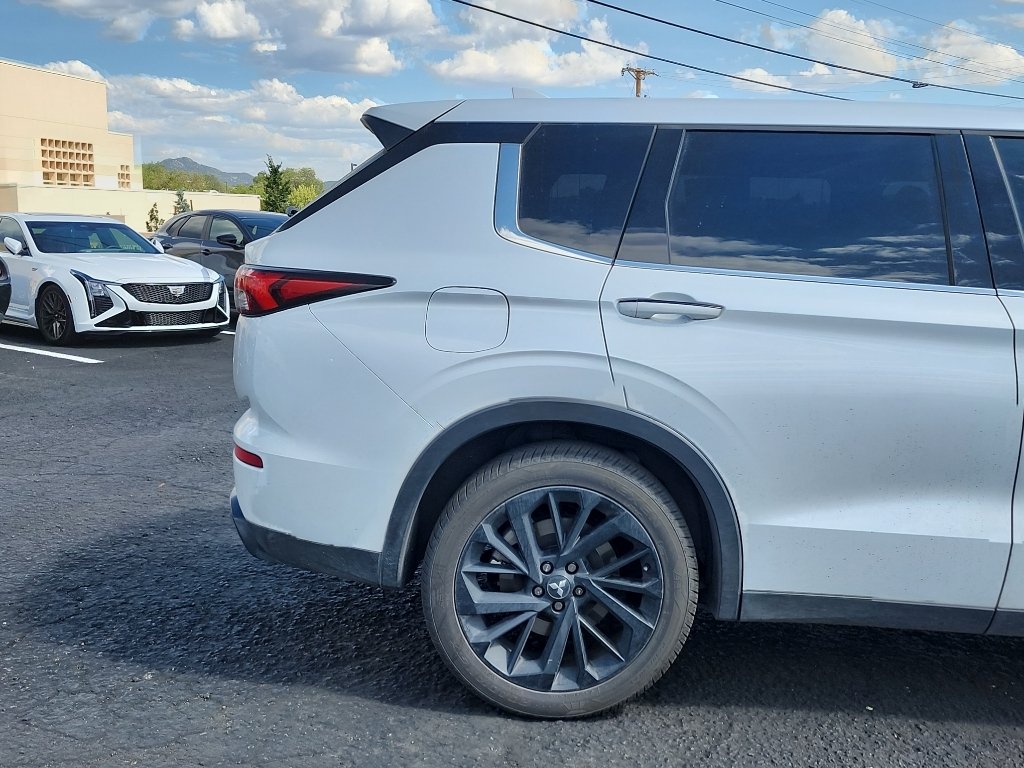 Used 2024 White Diamond Mitsubishi SE Black Edition w/Pano Roof image 5