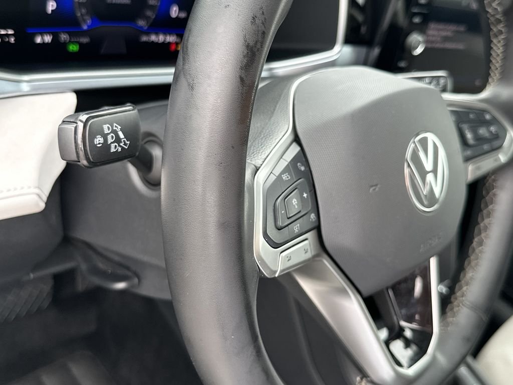 Used 2025 Black Volkswagen 1.5T SE image 20