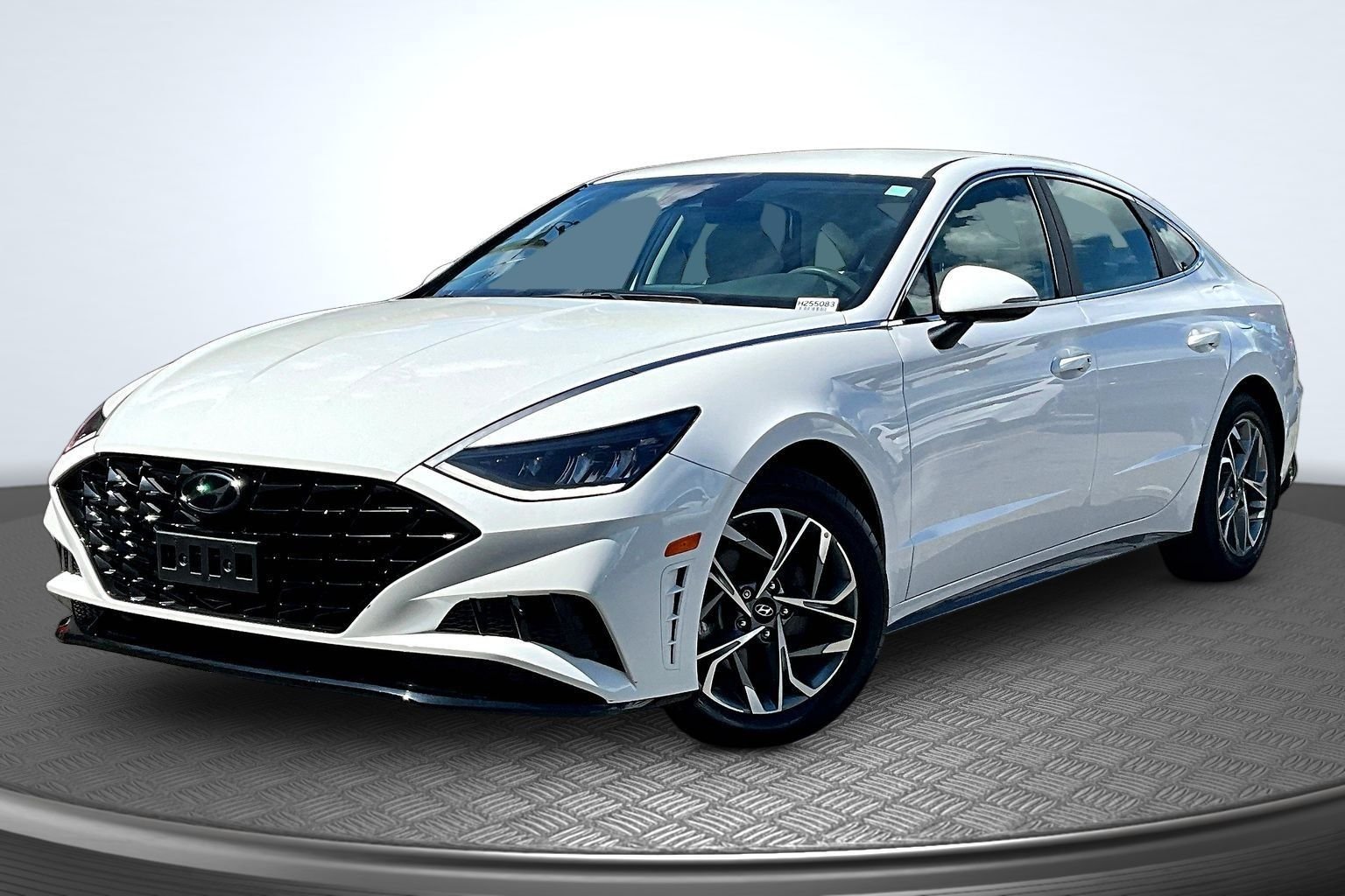Used 2023 White Hyundai SEL image 1