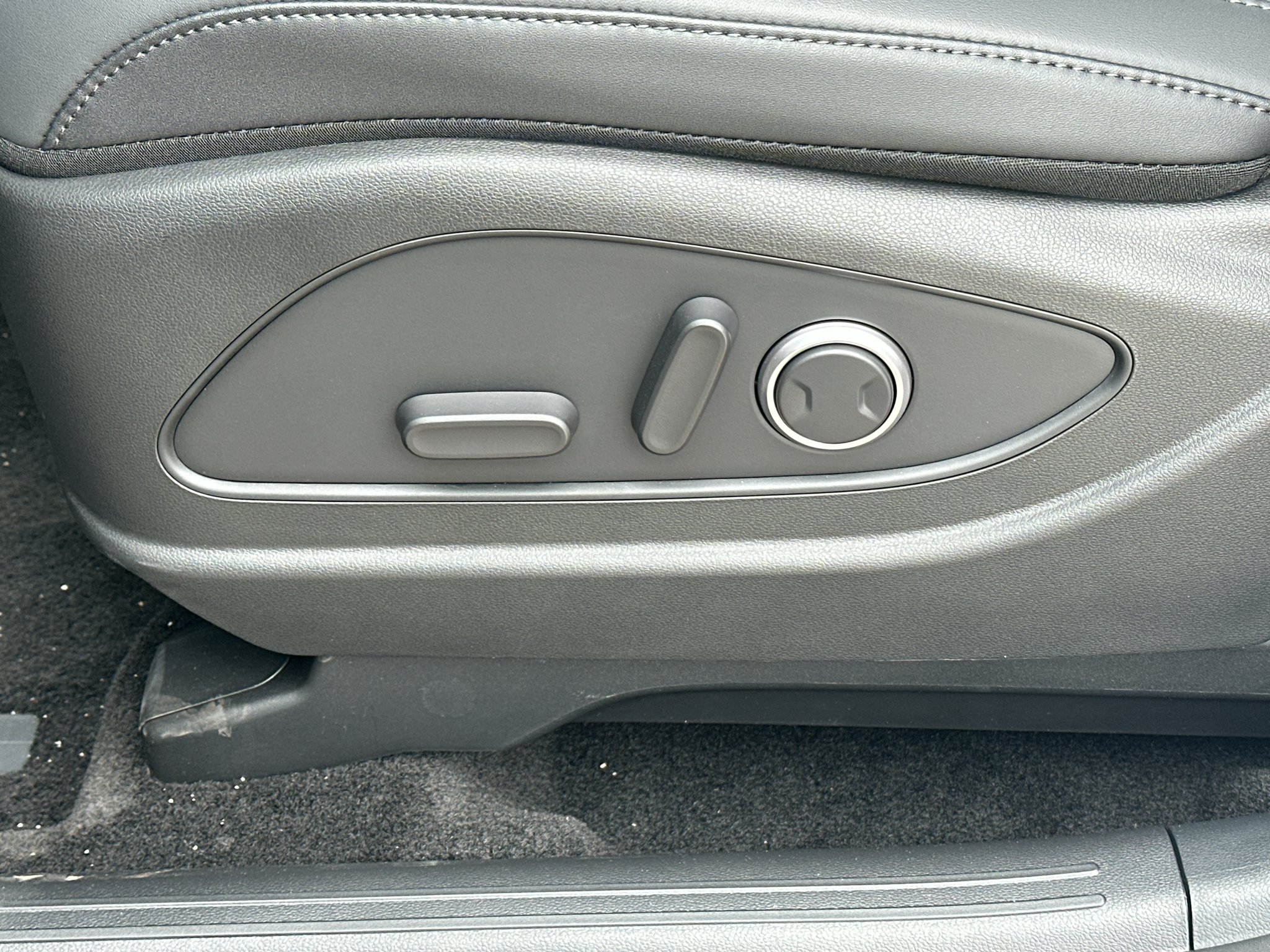 New 2027 Creamy White Pearl Hyundai SEL 7P image 30