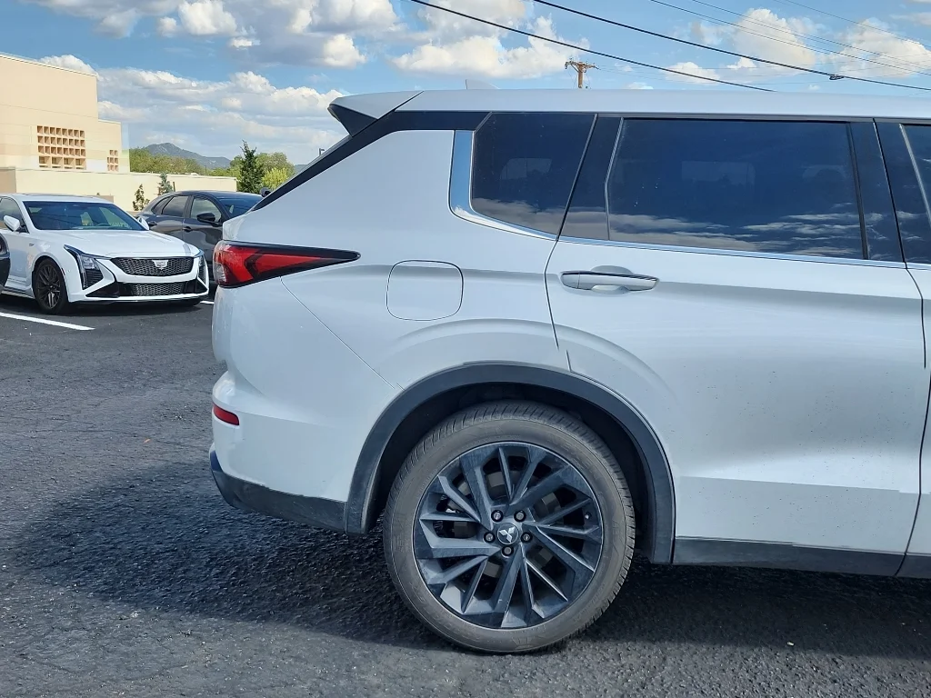 Used 2024 White Diamond Mitsubishi SE Black Edition w/Pano Roof image 5