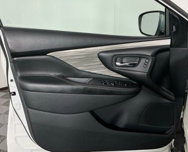 Used 2018 White Nissan Platinum image 12