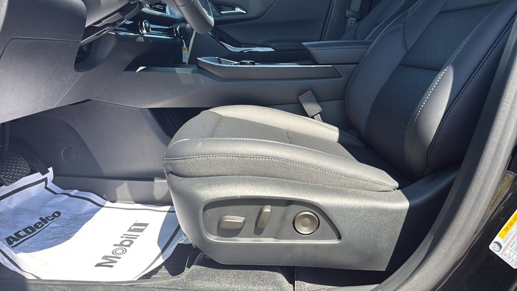 New 2027 Mosaic Black Metallic Chevrolet FWD LT image 25