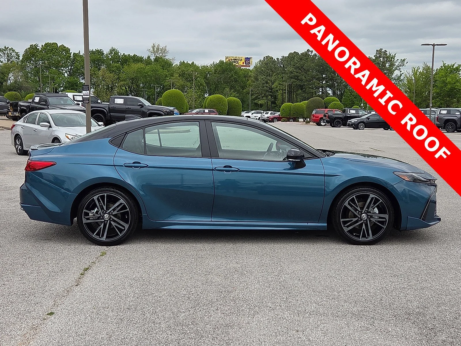 Used 2025 Ocean Gem/Midnight Black Metallic Toyota XSE image 6