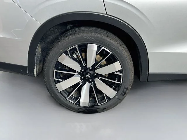 Used 2025 Silver Mitsubishi SE image 37